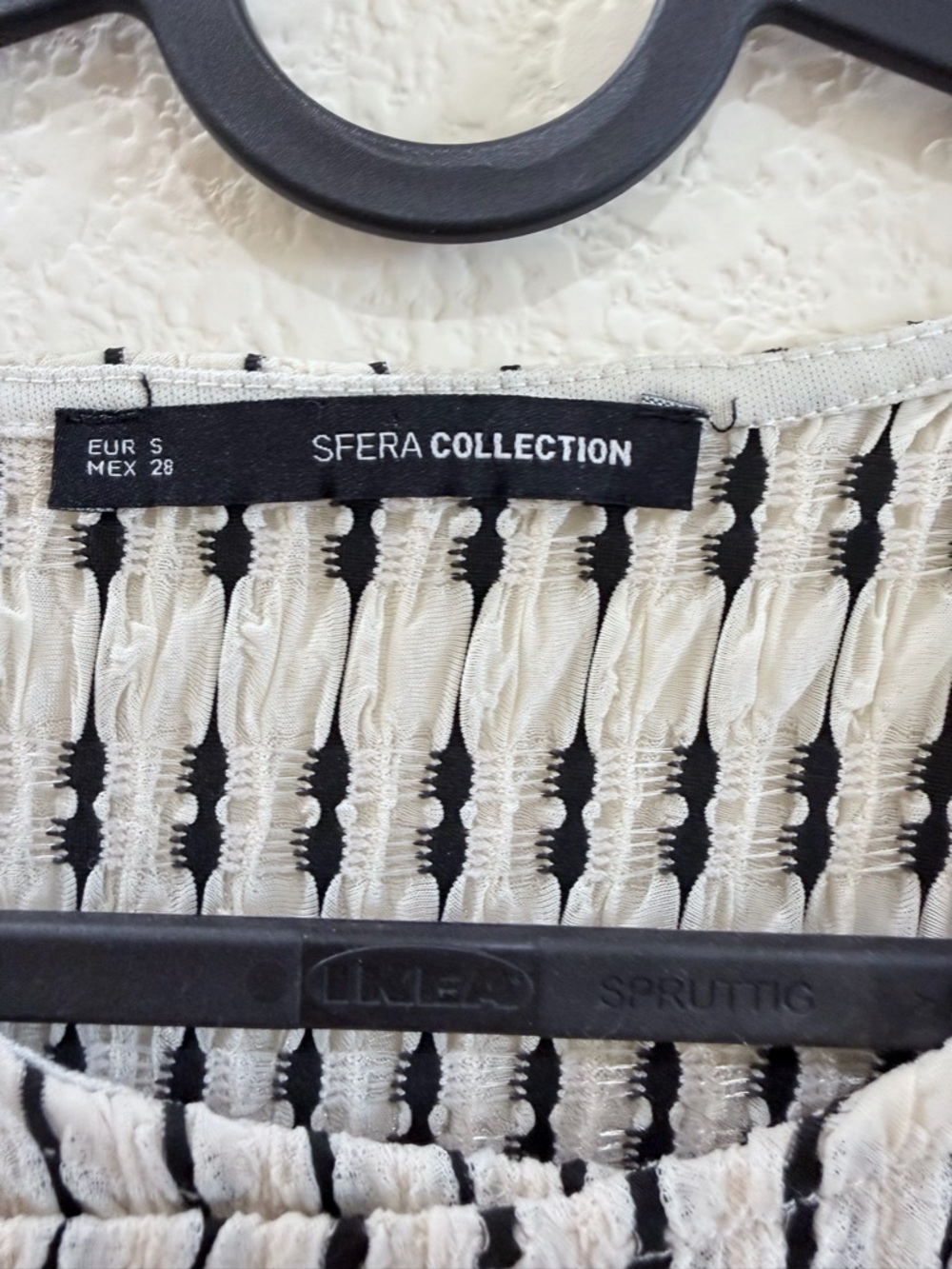 Sfera sleeveless Top in Cream and Black - Picture 3 of 4